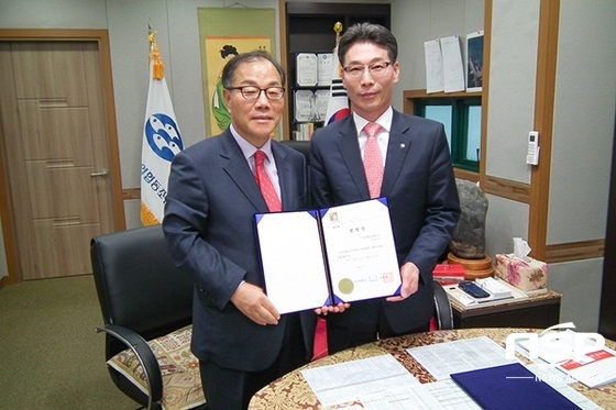 NSP통신-조선대가 7일 가진 김영복 영광군수협 조합장에 대한 대외협력 외래교수 임명장 수여식. (조선대)