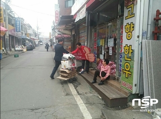 NSP통신-김용태 새누리당 양천구을 후보가 자전거 없는 골목길 선거운동 중 깁스에 목발을 집고 한 유권자와 악수하고 있다. (강은태 기자)