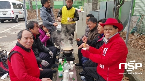 NSP통신-양천구갑 새누리당 이기재 후보가 선거유세 중 지역 유권자들의 조촐한 막걸리 파티에 동참하고 있다. (강은태 기자)