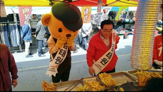 NSP통신-고양시을 새누리당 김태원 후보가 10일 공식 선거운동 기간 마지막 주말을 맞아 지역구를 돌며 선거운동을 펼치고 있다. (김태원 후보 선거 캠프)