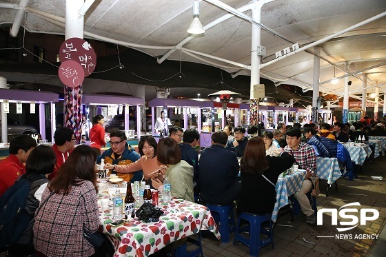 NSP통신-무주반딧불 야시장에서 만끽하며 즐거워 하는 관광객들의 모습 (사진=무주군 제공)