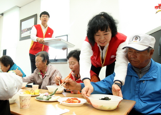 NSP통신-우정사업본부 직원들이 14일 세종시 금남면 황용삼성복지관을 찾아 무료급식 봉사활동을 펼치고 있다. (우정사업본부 제공)