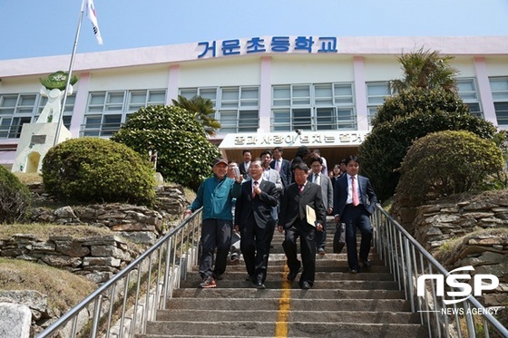 NSP통신-장만채 전남교육감이 19일 여수 거문도초등학교를 둘러보고 있다. (전남교육청)