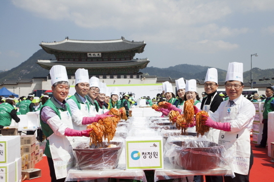 NSP통신-19일 광화문 북측 광장에서 열린 청정원과 함께하는 사랑의 반찬나눔 행사에서 대상 임직원과 청정원 주부봉사단, 서울시 관계자 등이 저소득층 가정에 전달할 반찬 선물세트를 만들고 있다. (대상 제공)