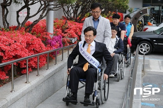 NSP통신-김성환 광주 동구청장(사진 맨 앞쪽)이 20일 장애체험을 하고 있다. (광주 동구)