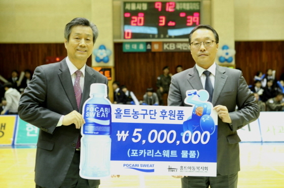 NSP통신-지난 20일 열린 제22회 홀트 전국 휠체어 농구대회에서 민장성 동아오츠카 대표(오른쪽)와 김대열 홀트아동복지회 회장이 기념촬영을 하고 있다. (동아오츠카 제공)