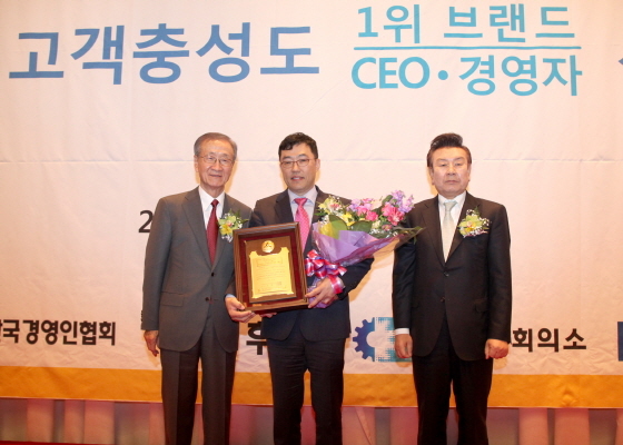 NSP통신-일동후디스 산양분유가 지난 20일 서울 벨레상스호텔에서 열린 2016 소비자가 뽑은 대한민국 고객충성도 1위 브랜드·CEO에서 종합대상을 수상했다. (일동후디스 제공)