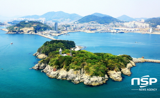 NSP통신-동백꽃이 아름다운 여수 오동도, 마주 보이는 곳에 여수세계박람회장과 해상케이블카가 있다. (여수시)