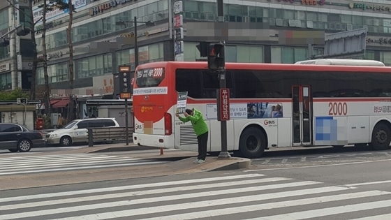 NSP통신-길종성 국민의당 고양시정 후보가 낙선인사를 진행하고 있다. (길종성 낙선자)