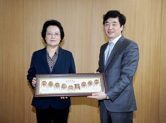 NSP통신-정병윤 경제부지사(오른쪽)가 리수펀 부주석에게 방문 선물을 전달 하고 있다. (경북도)