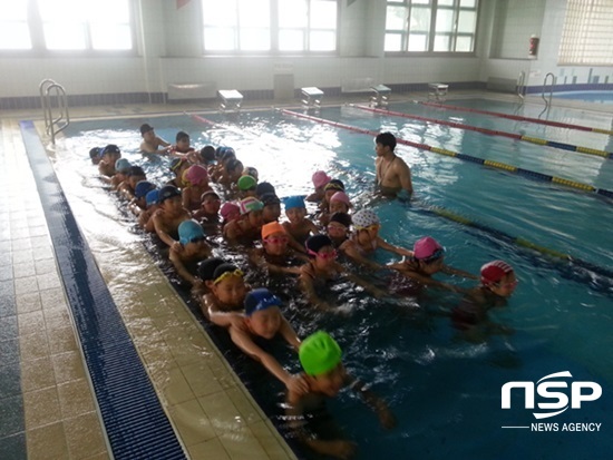 NSP통신-곡성교육지원청 관내 초등학생들이 수영교육을 받고 있다. (곡성교육지원청)
