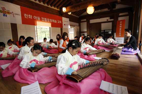 NSP통신-서울 남산국악당 체험실에서 전통문화예술교육사업인 한화예술더하기 사회공헌 활동에 참석한 한화그룹 임직원 봉사자들과 아동들이 가야금 교육에 참여하고 있다.
