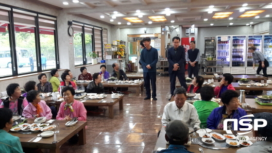 -‘청풍명월’ 조길호 대표가 주삼동에 홀로사시는 어르신들께 매월 점심식사를 제공하고 있다. (유선화)