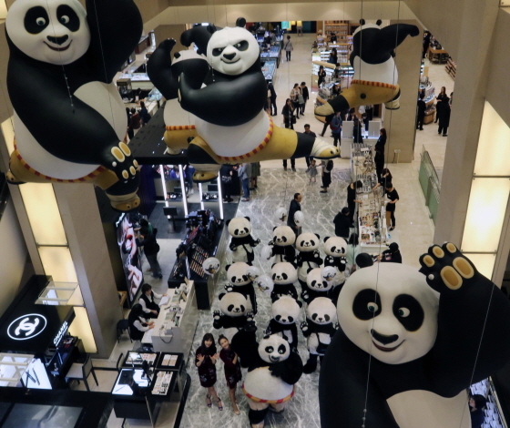 NSP통신-신세계백화점이 28일부터 본점 1층 광장에서 중국 노동절을 맞아 중국에서 큰 인기를 누리고 있는 유명 애니메이션 캐릭터 쿵푸팬더를 이용한 유커 마케팅을 펼친다.