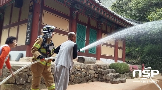 NSP통신-여수시 돌산읍 은적사(문화재자료 제39호)에서 화재예방 및 초기 대응태세 강화를 위한 합동소방훈련을 실시하고 있다. (여수소방서)