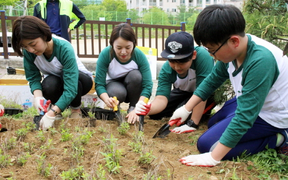 NSP통신-금강제화는 2일 서울 은평구 진관초등학교에서 금강제화 임직원, 진관초등학교 학생, 생명의 숲 관계자 등 30여명이 참여해 소나무, 화살나무, 산철쭉 등 9종의 나무와 꽃 1300여 그루를 심었다. (금강제화 제공)