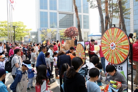 NSP통신-농심이 5월5일 어린이날을 맞아 서울 동작구 신대방동 본사 사옥을 스낵동산으로 꾸미고 가족 단위로 참여가 가능한 다양한 놀이와 체험행사를 진행한다. (농심 제공)