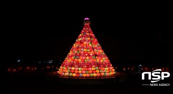 NSP통신-무주군청앞 광장에 점등된 봉축 연등탑 (사진=무주군 제공)