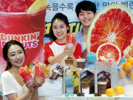 NSP통신-던킨도너츠는 3일 서울 소공동 더플라자호텔에서 녹을수록 더욱 상큼한 맛을 자랑하는 레드큐브 출시 기념 행사를 진행했다. (던킨도너츠 제공)