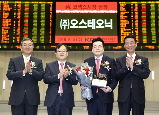 NSP통신-상장기념패 전달 후 기념촬영 왼쪽부터 김종문 코넥스협회 수석부회장, 김재준 한국거래소 코스닥시장위원회 위원장, 이동원 (주)오스테오닉 대표, 권용원 키움증권 대표 (한국거래소)