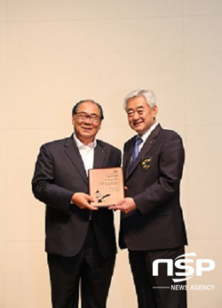 NSP통신-황정수 무주군수(왼쪽)가 세계태권도연맹 조정원 총재로부터 감사패를 받고 있는 모습 (사진=무주군 제공)