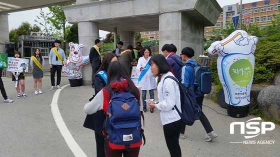 NSP통신-곡성군이 9일 실시한 구강보건의 날·금연의 날 합동 캠페인. (곡성군)