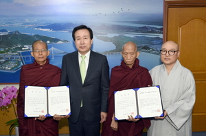 [NSP PHOTO]목포시, 목포 찾은 미얀마 스님에게 감사장 수여