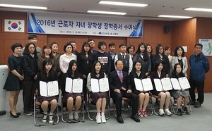 [NSP PHOTO]군산시, 중소기업 근로자 자녀 장학생 선정…1백만 원 전달