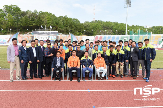 NSP통신-도민체전에서 우승을 차지한 영덕군 축구팀