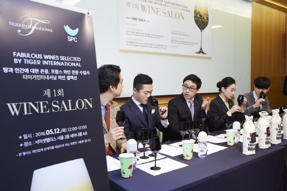 NSP통신-SPC그룹 와인 전문 계열사 타이거인터내셔날이 12일 서울 종로구 서머셋팰리스 호텔에서 개최한 제1회 와인살롱 행사에서 소믈리에들이 와인 블라인드 테이스팅을 하고 있다. (SPC 제공)