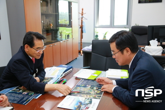 NSP통신-임광원 울진군수(왼쪽)가 2017년 역점사업 예산 확보 위해 세종시 정부종합청사(농림축산식품부)를 방문해 안호근 농촌정책국장에게 사업의 필요성과 당위성을 설명하고있다. (울진군)