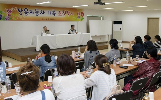 NSP통신-쌍용자동차 최종식 대표이사(왼쪽), 홍봉석 노동조합위원장이 임직원 가족과 회사 현황에 대해 이야기를 나누고 있다. (쌍용자동차)