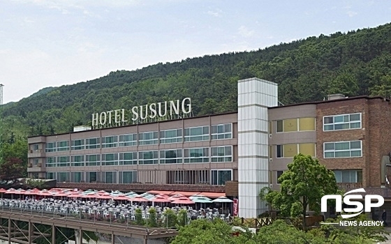 -수성호텔 측이 산림을 훼손하기 전 모습. 호텔 뒷편을 중심으로 수십 년생 나무들로 빽빽이 들어 차 있다. (호텔수성 공식 홈페이지 발췌)