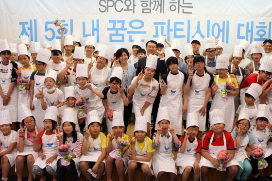 NSP통신-지난 21일 서울 동작구 대방동 SPC미래창조원에서 열린 제5회 내 꿈은 파티시에 대회에서 수상자들과 대회 관계자 등이 기념촬영을 하고 있다. (SPC 제공)