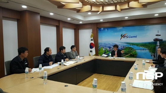 NSP통신-김홍태 투자통상과장이 기업사랑지원반 대책회의를 진행하고 있다.