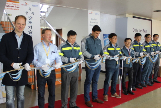 NSP통신-김도훈 오비맥주 대표(왼쪽에서 네 번째)와 관계자들이 양조기술연구소 증축식에 참석해 테이프를 커팅하고 있다.