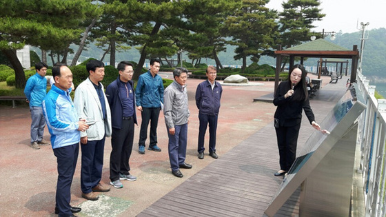 NSP통신-박노욱 군수(오른쪽세번째)가 대전 대청댐을 방문해 관계자로부터 설명을 듣고 있다. (봉화군)