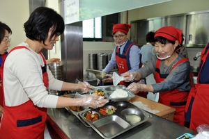 [NSP PHOTO]광양제철소 나눔의 집 70만 그릇 돌파기념 광양시 간부 공직자 부인들 격려방문