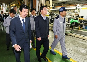 [NSP PHOTO]이기권 고용노동부 장관, 한국지엠 올 뉴 말리부 생산 공장 방문