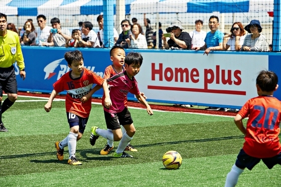 NSP통신-29일 홈플러스 서수원점 HM 풋살파크에서 열린 유소년 축구대회 경기 모습. (홈플러스 제공)