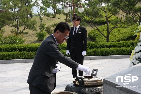 NSP통신-1일 정운천 국회의원을 비롯한 새누리당 전북도당이 제61회 현충일을 맞아 국립임실호국원을 찾아 참배했다