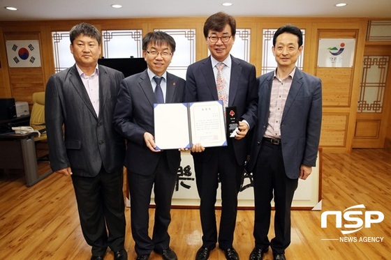 NSP통신-장흥군이 지난 1일 군수실에서 연중모금 및 희망2016 나눔 캠페인 우수기관으로 선정돼 표창증서를 전달받고 있다. (장흥군)