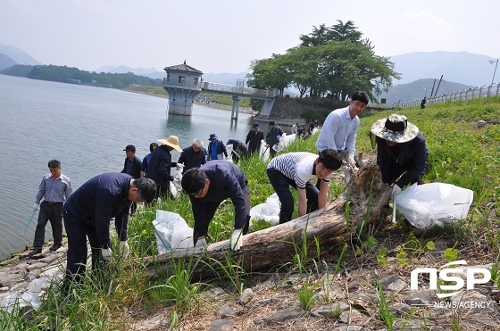 NSP통신-2일 한국농어촌공사 전북지역본부와 전주완주임실지사 직원들이 기지저수지에서 쓰레기 수거 작업을 하고 있다