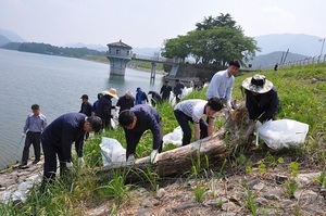 [NSP PHOTO]농어촌공사 전북본부, 기지저수지 환경정화 실시