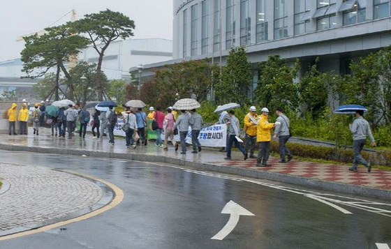 NSP통신-현대삼호중공업과 노조, 목포노동고용지청 등 관계자들이 지난 7일 출근길 직원들을 대상으로 노사정 합동 안전캠페인을 펼치고 있다 (현대삼호중공업)