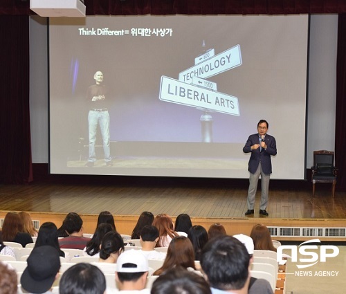 NSP통신-윤은기 한국협업진흥협회장이 8일 호원대학교 대강당에서 학생 300여명을 대상으로 특강을 하고 있다.