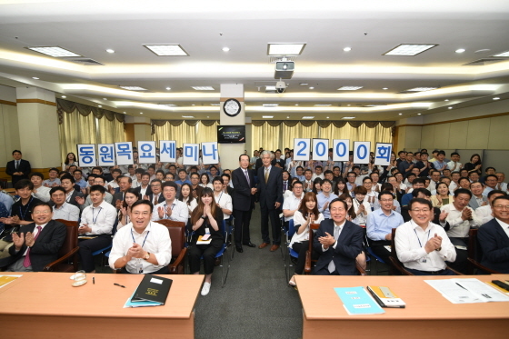 NSP통신-9일 서울 양재동 동원산업빌딩에서 열린 동원 목요세미나 2000회 강연에서 김재철(가운데 왼쪽) 동원그룹 회장과 송호근 서울대 사회학과 교수가 악수하고 있다. (동원그룹 제공)