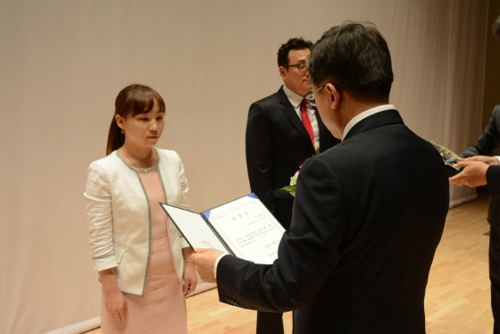 NSP통신-아워홈 식품연구원의 김보연 선임연구원이 산업통상자원부 국가기술표준원이 주최하는 2016년 세계 인정의 날 기념 표창을 받고 있다. (아워홈 제공)