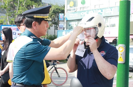 NSP통신-조용성 파주경찰 서장이 직접 이륜차 운전자를 대상으로 교통안전 교육을 실시하고 있다. (파주경찰서)