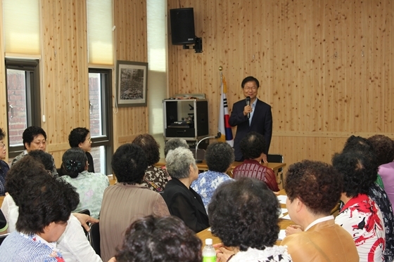 NSP통신-천정배 국민의당 공동대표가 광주 남구 양림동에 위치한 오월 어머니집 간담회 인사말에서 5월 정신이 중심에 서는 정권을 창출하겠다고 말하고있다. (천정배 국회의원)